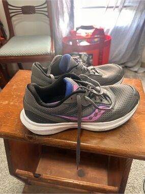 Women’s saucony gym shoes